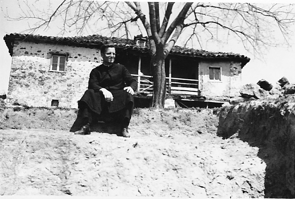 Josef Marxen vor seinem Pfarrhaus in der albanischen Gemeinde Perlat