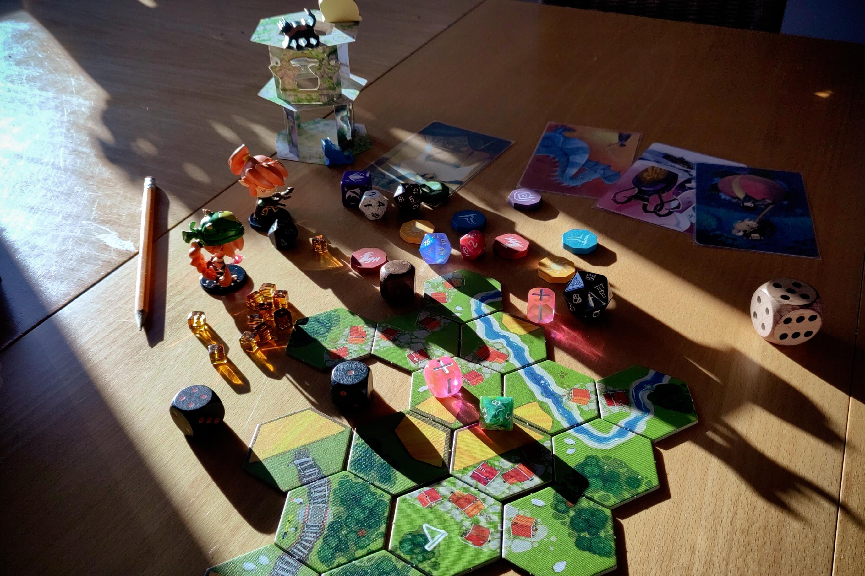 Verschiedene Spielmaterialien aus verschiedenen Spielen
